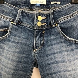 Super sexy and skinny fit jeans. Delicious 😋